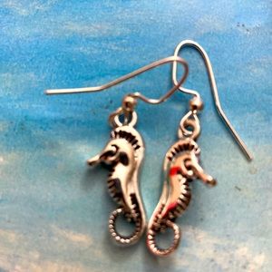 5/$10❤️❤️❤️NEW Tibetan Silver Seahorse Dangling Earrings